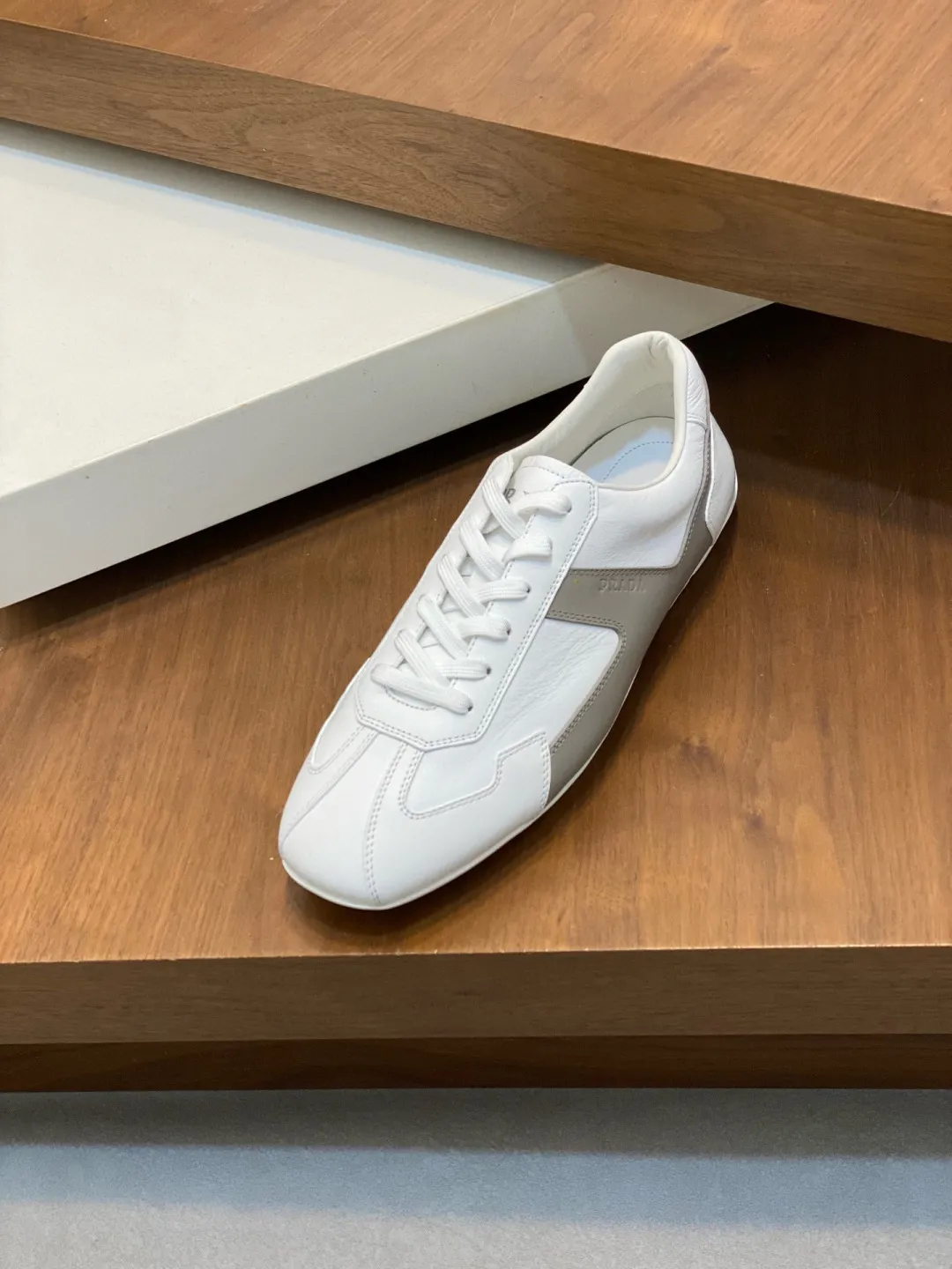 Men's Men's Shoes 💰800 Prada/Prada Men's Leather Casual Sports Shoes, a hot product made in Guangzhou! Made of imported calfskin splicing upper, three-dimensional geometric segmentation, precision manufacturing, uniform stitching, leather texture at a glance, multi-color splicing, fashionable and generous, soft, comfortable and breathable, decorated with PRADA letter logo on the outside, classic letter logo on the tongue, fabric strap on the heel, P family's classic sports shoe type, with fabric lining, silver logo cowhide foot pads, and P family's exclusive rubber outsole. The details are carefully crafted, making it a versatile item for travel! Comes with original box and dust bag! Multiple colors available! Size: 39-40-41-42-43-44 standard leather shoe size (38, 45 customized ¥)